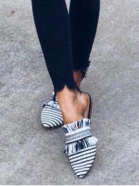 EUC CROWN VINTAGE DARLING classic bright white / jet black raffia mules (7.5)